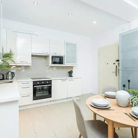Rentero Central Two Bedroom Apartment In Prague - Two Bathroom - Parking Praag