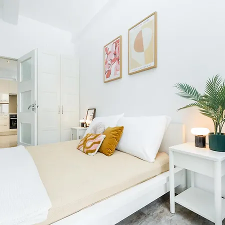 Rentero Central Two Bedroom Apartment In Prague - Two Bathroom - Parking *