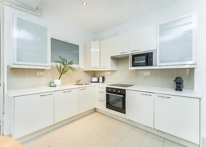 Rentero Two Bedroom In - Two Bathroom - Parking * 布拉格